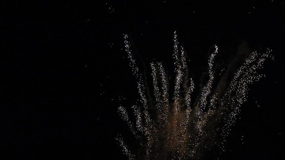 Die Fr&uuml;hjahrsdult 2017 in Landshut neigt sich dem Ende entgegen. Grund genug, noch einmal richtig in den Bierzelten zu feiern - abgerundet vom traditionellen Feuerwerk.