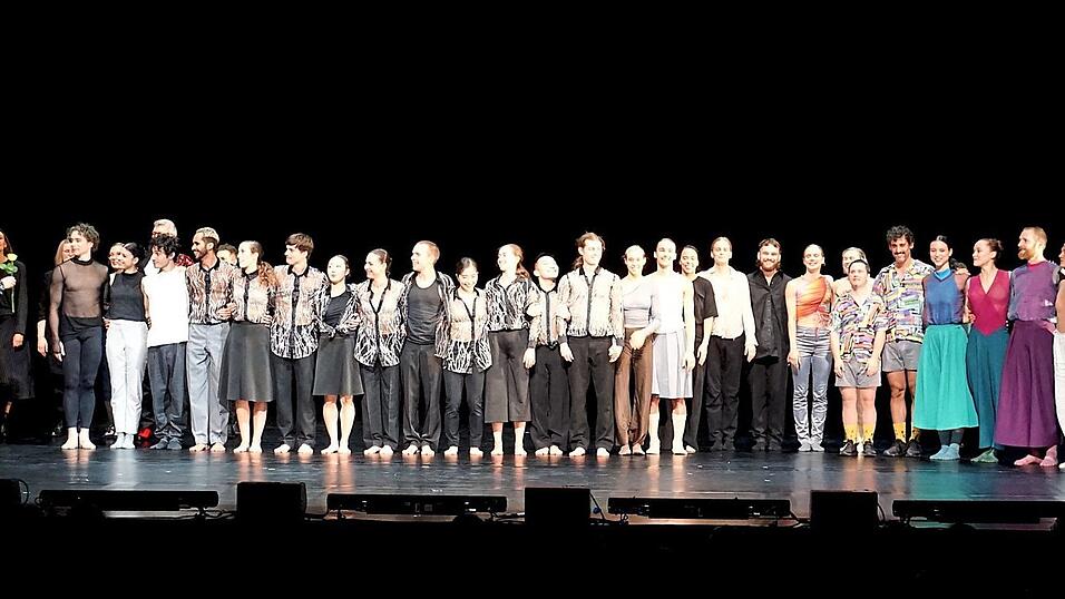 Am Ende gab es auf der Bühne Blumen für alle beteiligten Tänzerinnen und Tänzer. Am Ende gab es auf der Bühne Blumen für alle beteiligten Tänzerinnen und Tänzer.