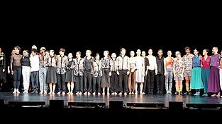 Am Ende gab es auf der B&uuml;hne Blumen f&uuml;r alle beteiligten T&auml;nzerinnen und T&auml;nzer.