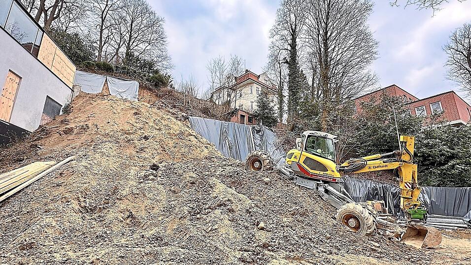 Nach einer in dieser Woche durchgef&uuml;hrten Besichtigung der Baustelle handle es sich nach Angaben der Stadt bei der beschriebenen Situation vor Ort um vorbereitende Erdbewegungen im Zuge des genehmigten Bauvorhabens.