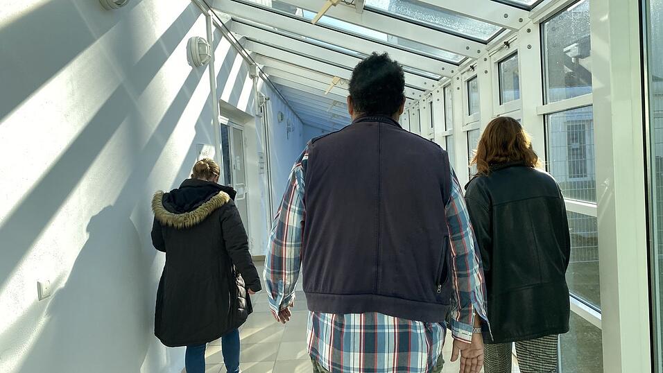 David F. und seine zwei Pflegerinnen auf dem Weg von der Station E2 zum begleiteten Freigang. David F. und seine zwei Pflegerinnen auf dem Weg von der Station E2 zum begleiteten Freigang.