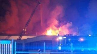 Es dauerte bis in die frühen Morgenstunden, ehe die Einsatzkräfte der Feuerwehr das Feuer unter Kontrolle hatten. (Foto: ih) Es dauerte bis in die frühen Morgenstunden, ehe die Einsatzkräfte der Feuerwehr das Feuer unter Kontrolle hatten. (Foto: ih)