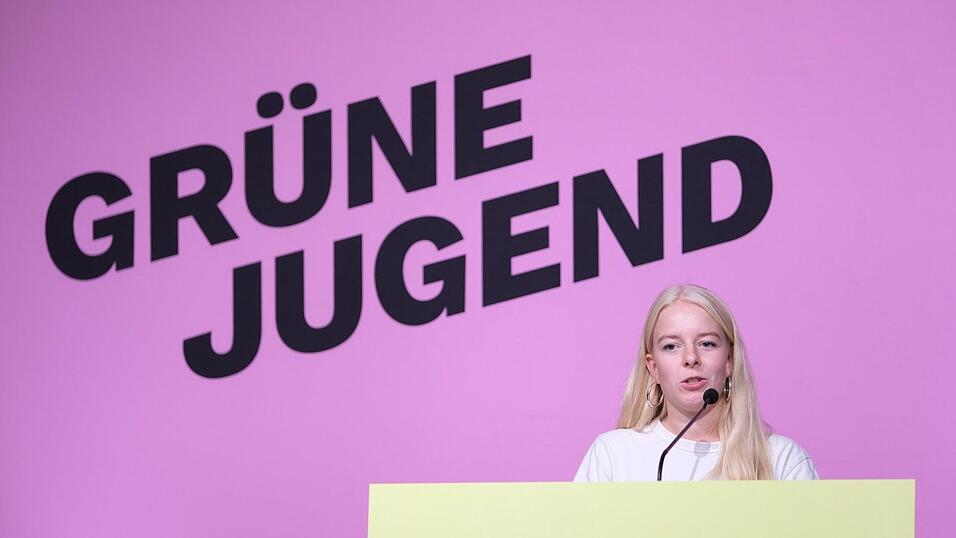 Mit ihren Wortmeldungen löste sie immer wieder Kontroversen aus. Nun will Grüne-Jugend Chefin Jette Nietzard nicht erneut kandidieren. Mit ihren Wortmeldungen löste sie immer wieder Kontroversen aus. Nun will Grüne-Jugend Chefin Jette Nietzard nicht erneut kandidieren.