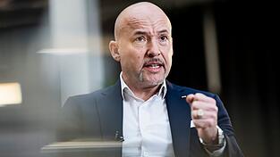 CSU-Landesgruppenchef Hoffmann h&auml;lt die AfD f&uuml;r ein &laquo;Sicherheitsrisiko&raquo;.