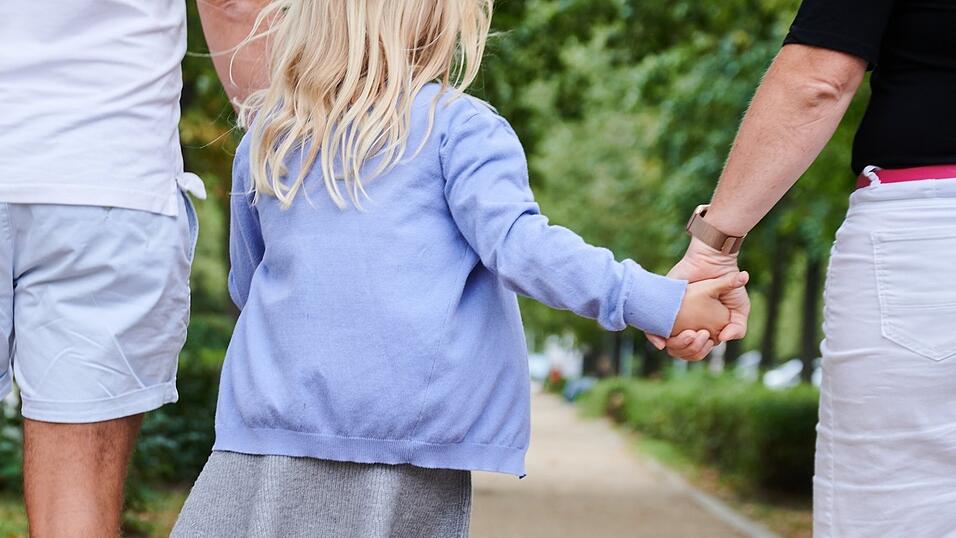 Sind das nun Vater, Mutter, Kind? Oder zwei ältere Menschen mit ihrer Enkeltochter...? Sind das nun Vater, Mutter, Kind? Oder zwei ältere Menschen mit ihrer Enkeltochter...?