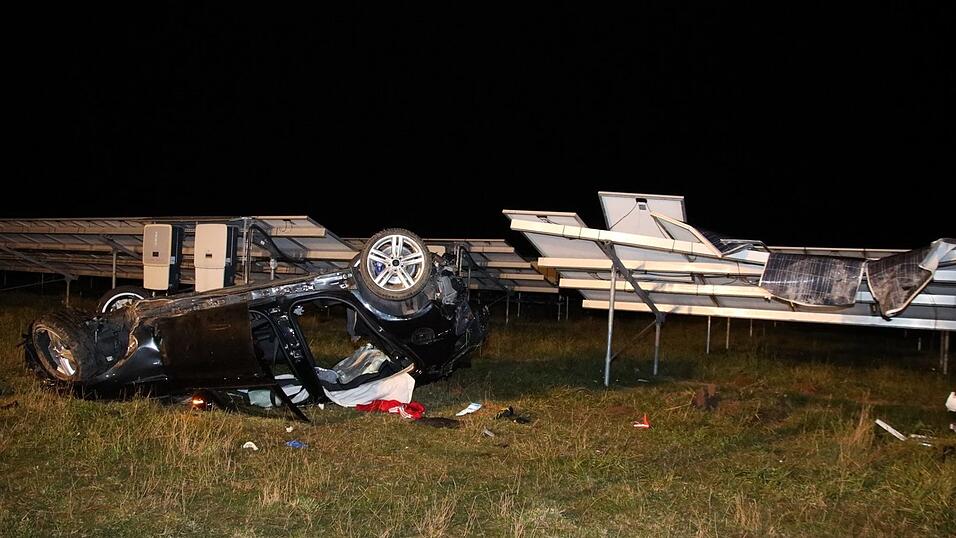Bei einem schweren Unfall auf der A3 bei Barbing ist am Donnerstagabend ein junger Autofahrer t&ouml;dlich verungl&uuml;ckt. Sein Beifahrer wurde schwer verletzt.