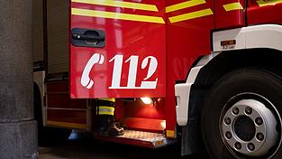 Versuche der Feuerwehr, das Boot zu bergen, blieben laut Polizei zunächst ohne Erfolg. (Symbolbild)