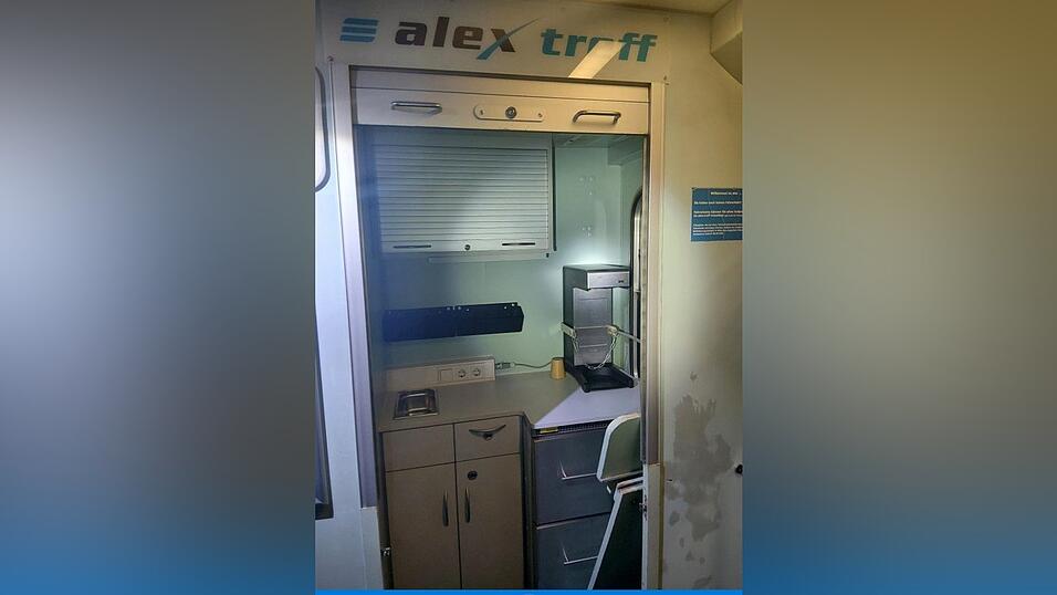 Anhänger des TSV 1860 München waren nach einer Auswärtsspiel-Niederlage in Regensburg wohl so frustriert, dass sie laut Polizei bei der Heimreise im Zug allerhand beschädigt haben. 