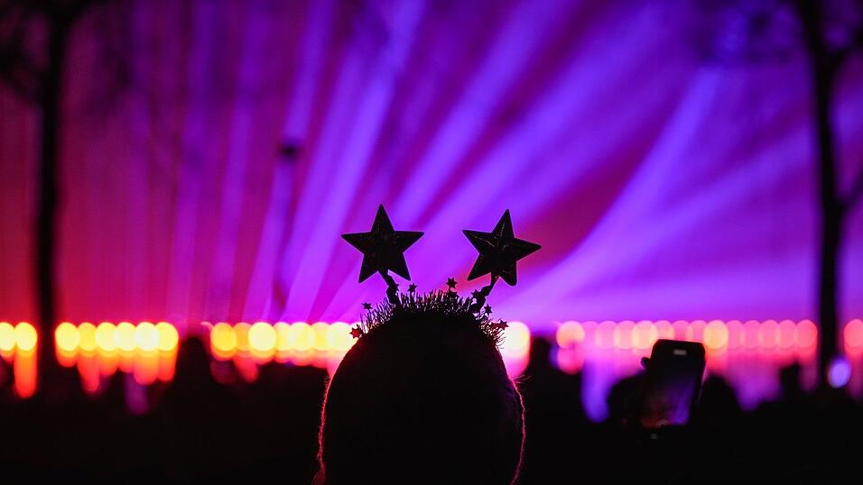 Auch München setzt dieses Jahr mit der Silvestermeile auf eine Lasershow als Alternative zum Feuerwerk. (Symbolbild) Auch München setzt dieses Jahr mit der Silvestermeile auf eine Lasershow als Alternative zum Feuerwerk. (Symbolbild)