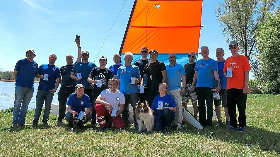 Schon seit vielen Jahren geh&ouml;rt die Vilstal Regatta zum festen Jahresprogramm dazu - hier die Teilnehmer aus 2026 sowie die Mitglieder der Wasserwacht Reisbach.