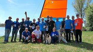 Schon seit vielen Jahren geh&ouml;rt die Vilstal Regatta zum festen Jahresprogramm dazu - hier die Teilnehmer aus 2026 sowie die Mitglieder der Wasserwacht Reisbach.