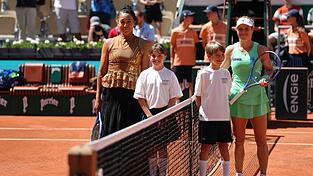Laura Siegemund (r) hat ein Problem mit dem Mode-Auftritt ihrer Gegnerin Osaka. Laura Siegemund (r) hat ein Problem mit dem Mode-Auftritt ihrer Gegnerin Osaka.