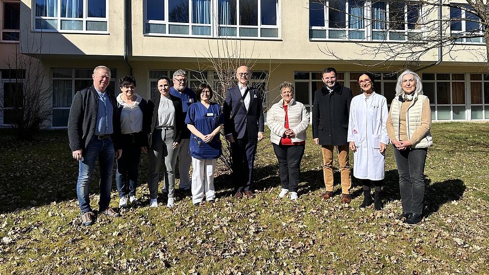 Dr. Bernd Hardmann (v.l.), Manuela Rauscher, Anna Fuchs, Dr. Bingener Eric, Dr. Nadine Schneider, Dr. Thomas Koch, Brigitte Ertl, B&uuml;rgermeister Markus Hofmann, Dr. Nicole Diederich und Christa Sp&auml;th begutachteten die Erweiterung der Palliativstation.