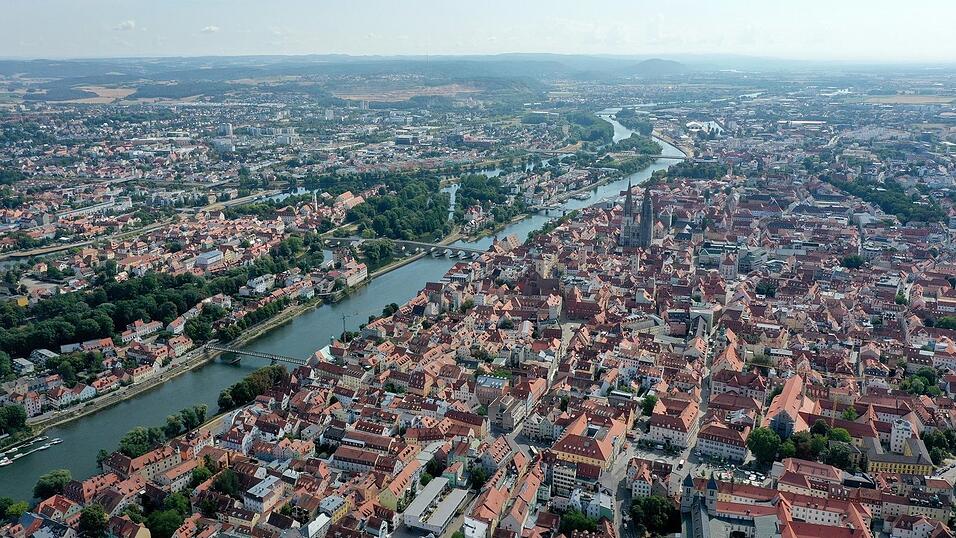In der Regensburger Altstadt leben viele sehr gerne, doch der Wohnraum ist knapp. Damit Wohnungen nicht als Feriendomizile vermietet werden, gibt es die Zweckentfremdungssatzung, die nun verlängert wurde. In der Regensburger Altstadt leben viele sehr gerne, doch der Wohnraum ist knapp. Damit Wohnungen nicht als Feriendomizile vermietet werden, gibt es die Zweckentfremdungssatzung, die nun verlängert wurde.