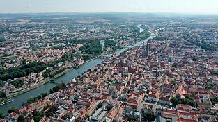 In der Regensburger Altstadt leben viele sehr gerne, doch der Wohnraum ist knapp. Damit Wohnungen nicht als Feriendomizile vermietet werden, gibt es die Zweckentfremdungssatzung, die nun verlängert wurde. In der Regensburger Altstadt leben viele sehr gerne, doch der Wohnraum ist knapp. Damit Wohnungen nicht als Feriendomizile vermietet werden, gibt es die Zweckentfremdungssatzung, die nun verlängert wurde.