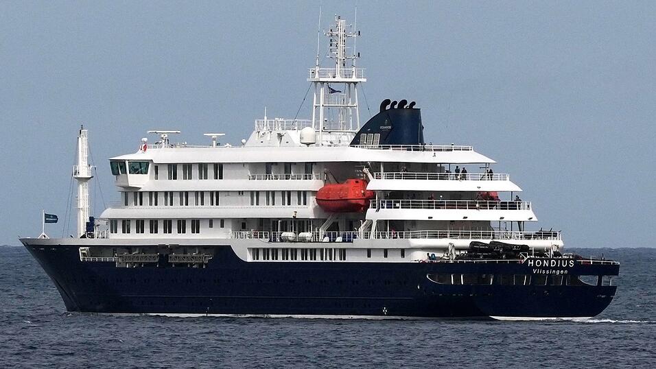 Das Kreuzfahrtschiff &laquo;Hondius&raquo; verlie&szlig; den Hafen von Praia und f&auml;hrt nun Richtung Teneriffa.