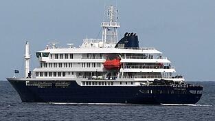 Das Kreuzfahrtschiff &laquo;Hondius&raquo; verlie&szlig; den Hafen von Praia und f&auml;hrt nun Richtung Teneriffa.