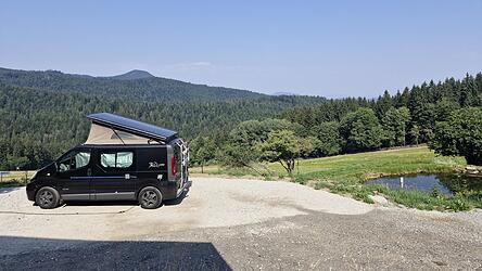 Der Campingplatz hat eine ideale Lage mit Rundumblick auf die umliegenden Berge.