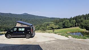 Der Campingplatz hat eine ideale Lage mit Rundumblick auf die umliegenden Berge. Der Campingplatz hat eine ideale Lage mit Rundumblick auf die umliegenden Berge.