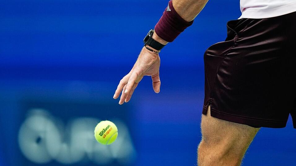 Mit seinem Auftippen des Balls vor dem Aufschlag sorgte Alexander Zverev für Kontroversen. Mit seinem Auftippen des Balls vor dem Aufschlag sorgte Alexander Zverev für Kontroversen.