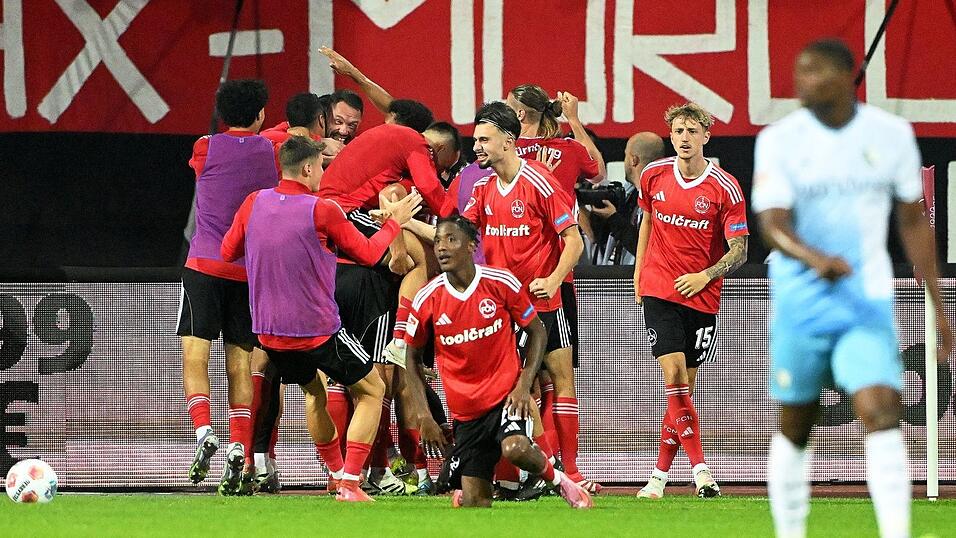 Pure Ekstase: Nürnbergs Spieler jubeln nach dem ganz späten Siegtor.