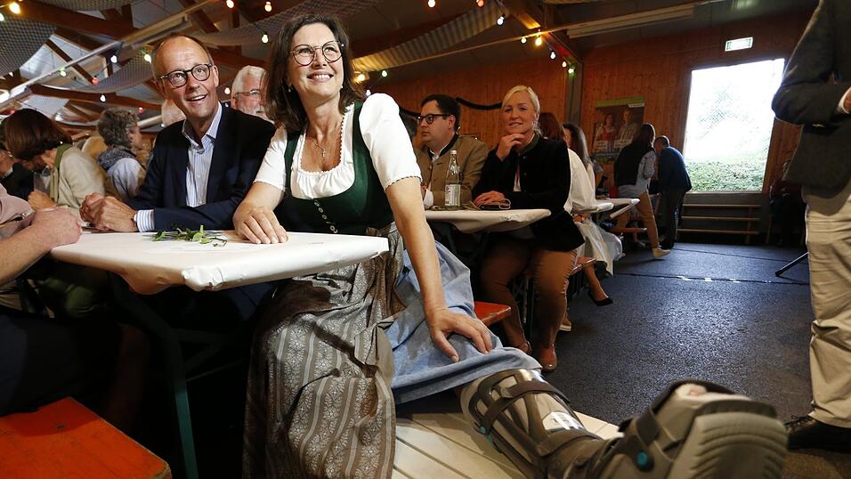 Friedrich Merz und Ilse Aigner, hier bei einem CSU-Wahlkampfauftritt 2023 in Oberbayern, kennen sich schon l&auml;nger. Sie haben sogar schon einmal zusammen Zwiebel geschnitten f&uuml;r ein Gr&ouml;stl, verr&auml;t Aigner.