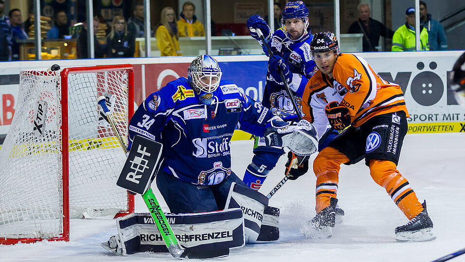 Die Tigers verlieren gegen Wolfsburg mit 2:4. Die Tigers verlieren gegen Wolfsburg mit 2:4.