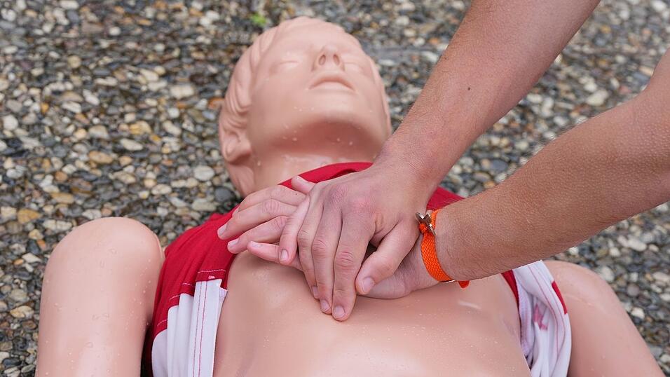 Mit der Herzdruckmassage kann bei einem Herz-Kreislauf-Stillstand das Leben der Betroffenen gerettet werden. (Symbolbild) Mit der Herzdruckmassage kann bei einem Herz-Kreislauf-Stillstand das Leben der Betroffenen gerettet werden. (Symbolbild)
