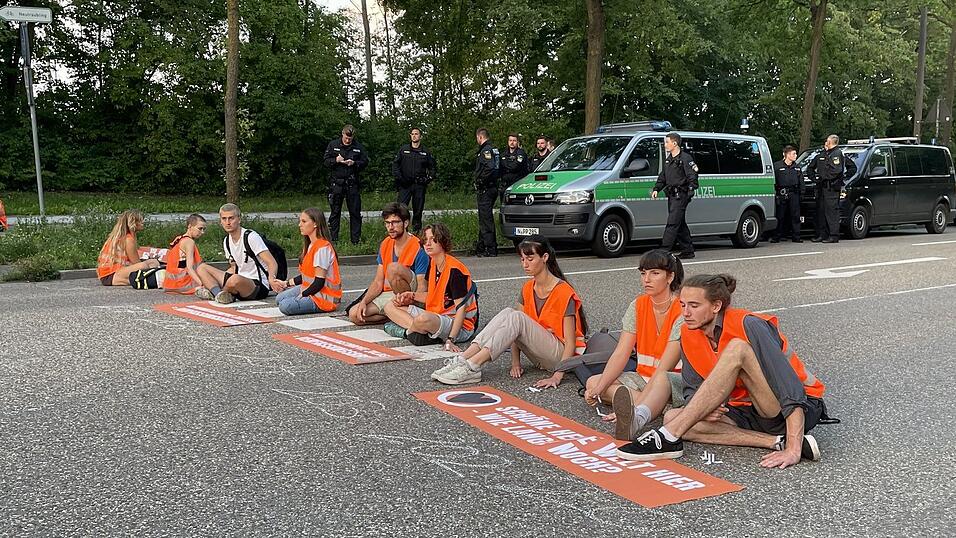 Die Letzte Generation protestiert weiter - dieses Mal am Gel&auml;nde des BMW-Werks in Obertraubling.