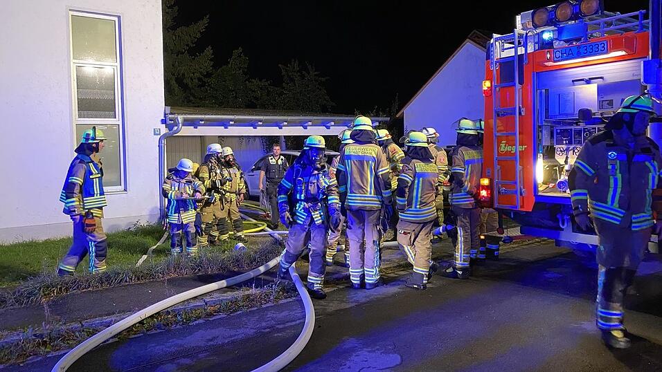 Die Feuerwehrmänner haben die Lage bei dem Wohnungsbrand in Cham-West schnell im Griff. Die Feuerwehrmänner haben die Lage bei dem Wohnungsbrand in Cham-West schnell im Griff.