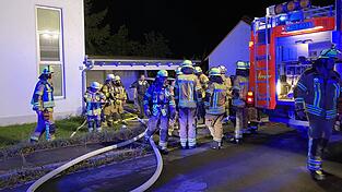 Die Feuerwehrmänner haben die Lage bei dem Wohnungsbrand in Cham-West schnell im Griff. Die Feuerwehrmänner haben die Lage bei dem Wohnungsbrand in Cham-West schnell im Griff.