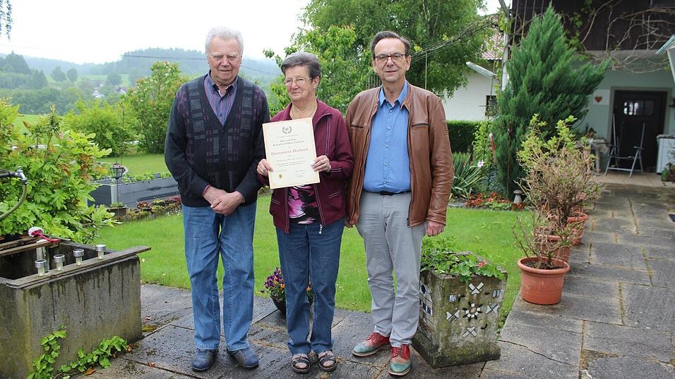 Maria und Konrad Limbeck mit B&uuml;rgermeister Franz Wittmann (r.), der zum Ehejubil&auml;um gratuliert. Auch von Ministerpr&auml;sident Markus S&ouml;der gab es ein Gl&uuml;ckwunschschreiben.