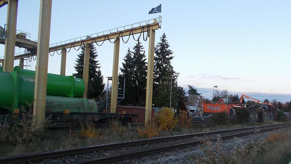 Abh&auml;ngig vom Transport auf der Schiene: die gr&uuml;nen Beh&auml;lter des ZMS (l.) mit Haus-, Gewerbe- und Sperrm&uuml;ll aus Stadt und Landkreis und der Metallrecycling-Betrieb Carnuth.