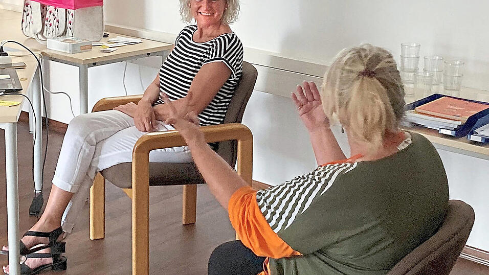 Doris Vogl (links) ist durchaus fordernd gegenüber ihren Schülerinnen. Das richtige Gebärden der Uhrzeit aber ist nicht leicht, zumal es mehrerer Möglichkeiten gibt. Doris Vogl (links) ist durchaus fordernd gegenüber ihren Schülerinnen. Das richtige Gebärden der Uhrzeit aber ist nicht leicht, zumal es mehrerer Möglichkeiten gibt.