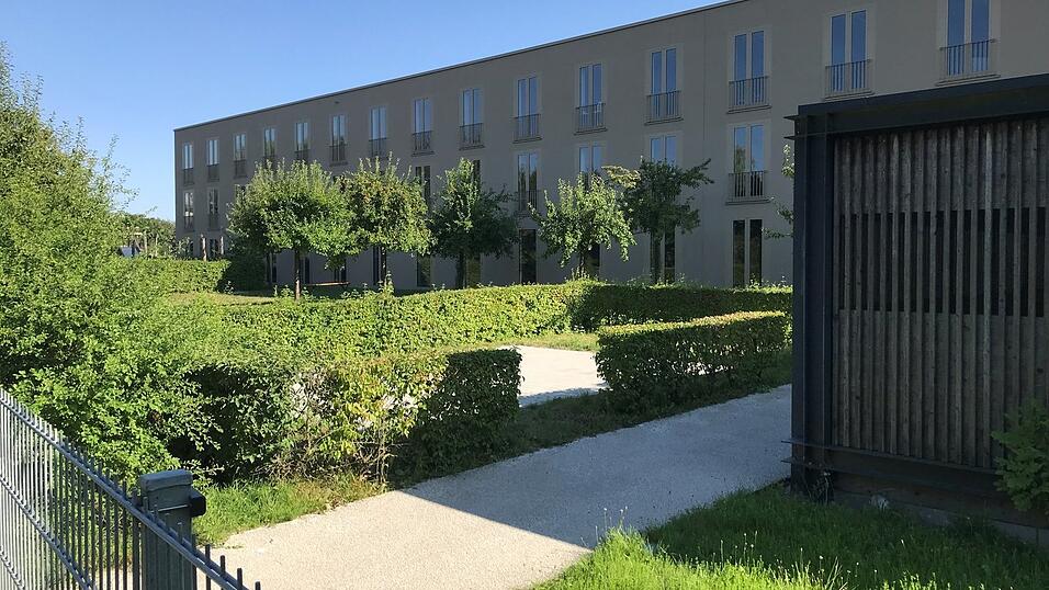 Auf der Nordseite des bestehenden Geb&auml;udes ist der Erweiterungsbau gebaut.