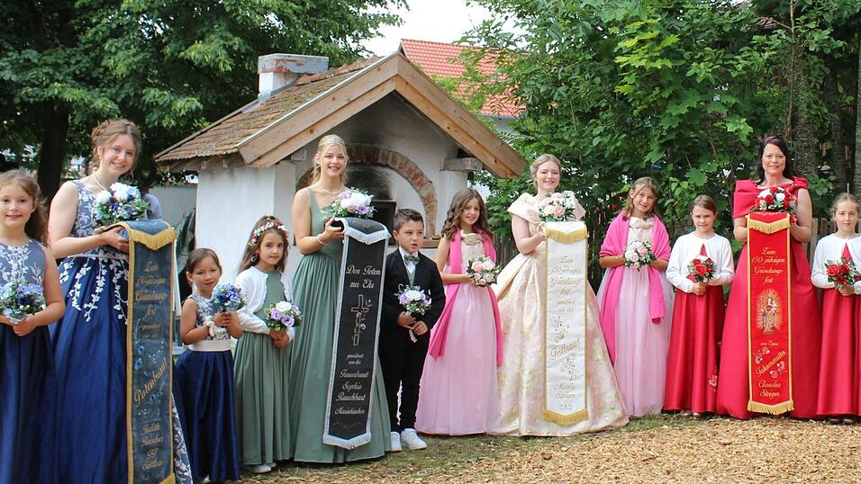 Die Hingucker des Festsonntags waren die Festdamen mit ihren Begleitkindern (v.l.) Patenbraut Judith Reischer, Trauerbraut Sophia Rauchbart, Festbraut Maria Steiger und Fahnenmutter Claudia Steiger Die Hingucker des Festsonntags waren die Festdamen mit ihren Begleitkindern (v.l.) Patenbraut Judith Reischer, Trauerbraut Sophia Rauchbart, Festbraut Maria Steiger und Fahnenmutter Claudia Steiger