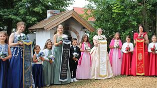 Die Hingucker des Festsonntags waren die Festdamen mit ihren Begleitkindern (v.l.) Patenbraut Judith Reischer, Trauerbraut Sophia Rauchbart, Festbraut Maria Steiger und Fahnenmutter Claudia Steiger Die Hingucker des Festsonntags waren die Festdamen mit ihren Begleitkindern (v.l.) Patenbraut Judith Reischer, Trauerbraut Sophia Rauchbart, Festbraut Maria Steiger und Fahnenmutter Claudia Steiger