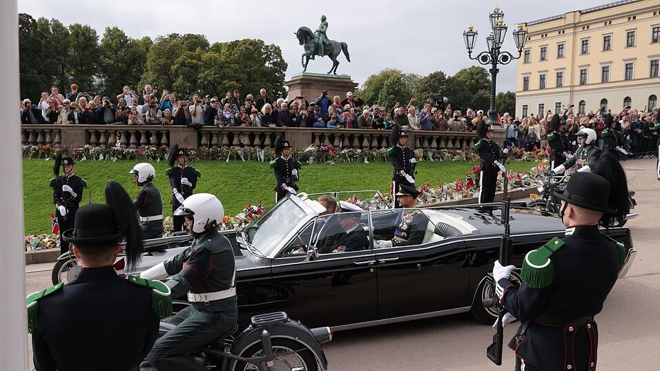 In einer offenen Limousine wurde König Haakon VIII. vom Schloss zum Parlament gefahren. In einer offenen Limousine wurde König Haakon VIII. vom Schloss zum Parlament gefahren.