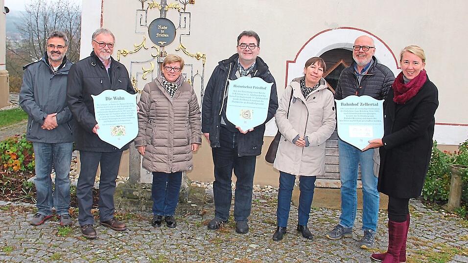 Stellen die neuen blauen Tafeln zur Ortsgeschichte vor (v.l.): Erich Fuchs, Heinz und Margot Sch&ouml;tz, Pfarrer Herbert Mader, Dr. B&auml;rbel Kleindorfer-Marx, Clemens Pongratz und Carola H&ouml;cherl-Neubauer.