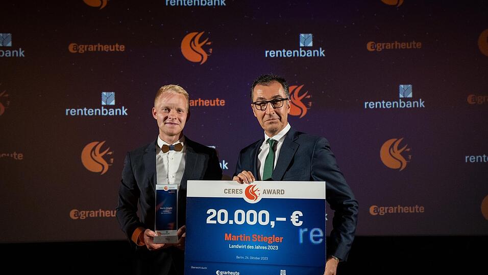 Martin Stiegler (l.) wird von Bundeslandwirtschaftsminister Cem Özdemir als Landwirt des Jahres 2023 ausgezeichnet. Martin Stiegler (l.) wird von Bundeslandwirtschaftsminister Cem Özdemir als Landwirt des Jahres 2023 ausgezeichnet.