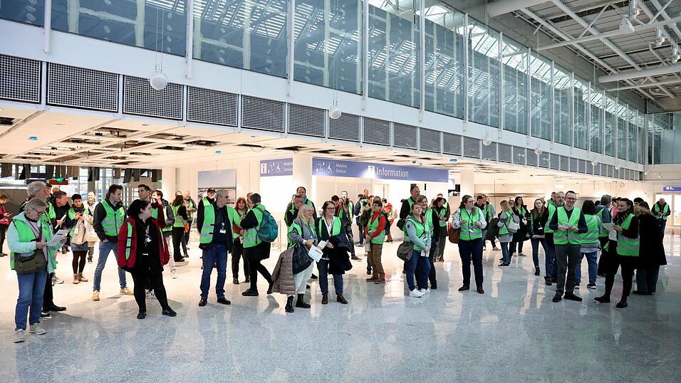 Die Freiwilligen hatten sich um die Rolle als Komparsen beworben