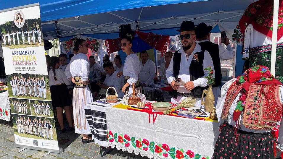 Die rum&auml;nische Kulturgruppe Zestrea pr&auml;sentierte ihre traditionelle Tracht.