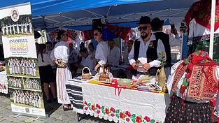 Die rumänische Kulturgruppe Zestrea präsentierte ihre traditionelle Tracht. Die rumänische Kulturgruppe Zestrea präsentierte ihre traditionelle Tracht.