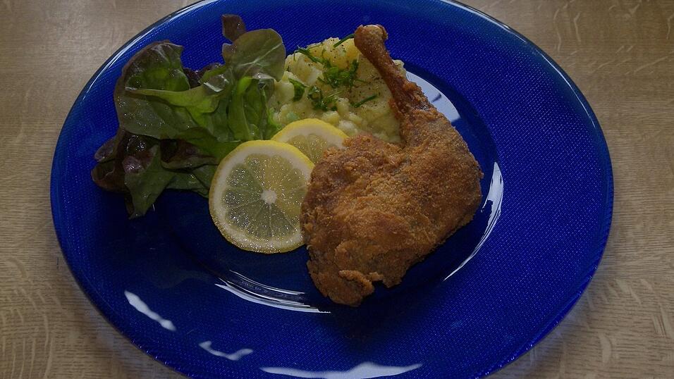 Beliebtes Sonntagsgericht: Das gebackene Huhn. Beliebtes Sonntagsgericht: Das gebackene Huhn.