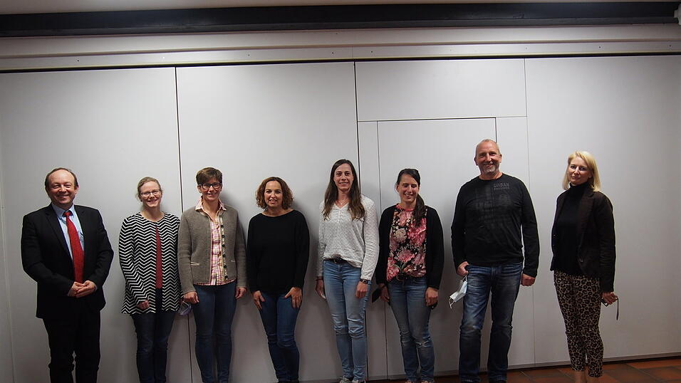 Die neuen Elternbeiräte des Straßkirchner Kindergartens St. Martin mit Bürgermeister Christian Hirtreiter, Isabell Hackl-Mikes, Elisabeth Grill, Beate Werner, Bianca Weinzierl, Stephanie Christl und Alexander Roffmann, sowie die Kindergartenleitung Regina Hackl (von links).