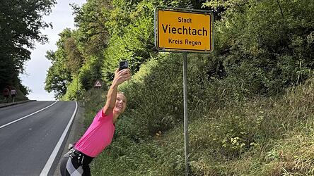 Joyce Hübner macht ein Selfie: Die Fans sind in den sozialen Medien immer mit dabei.
