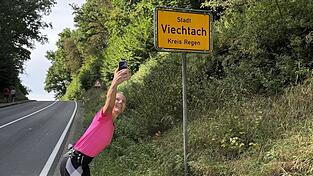 Joyce Hübner macht ein Selfie: Die Fans sind in den sozialen Medien immer mit dabei.