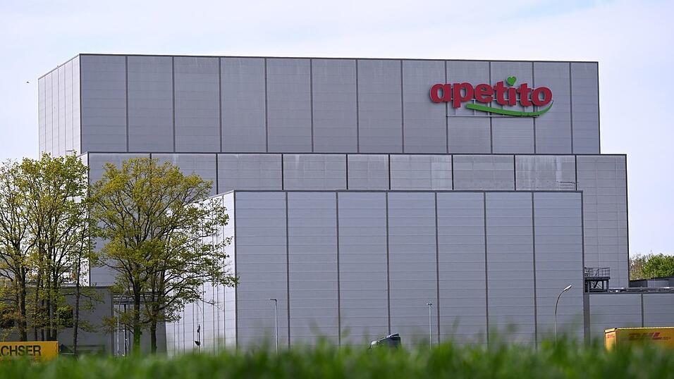 In diesen Lagerhallen ist es minus 22 Grad kalt. Vorne eine kleinere Logistikhalle, dahinter eine 43 Meter hohe Riesenhalle.