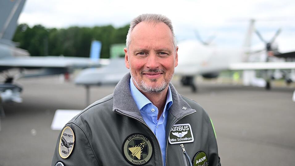 Michael Schöllhorn, Chef von Airbus Defence and Space, will mit seinem Unternehmen auch weiterhin an einem neuen Kampfflugzeug mitarbeiten. Michael Schöllhorn, Chef von Airbus Defence and Space, will mit seinem Unternehmen auch weiterhin an einem neuen Kampfflugzeug mitarbeiten.