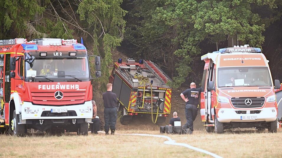 Die Feuerwehr ist beim Waldbrand im Einsatz. Die Feuerwehr ist beim Waldbrand im Einsatz.